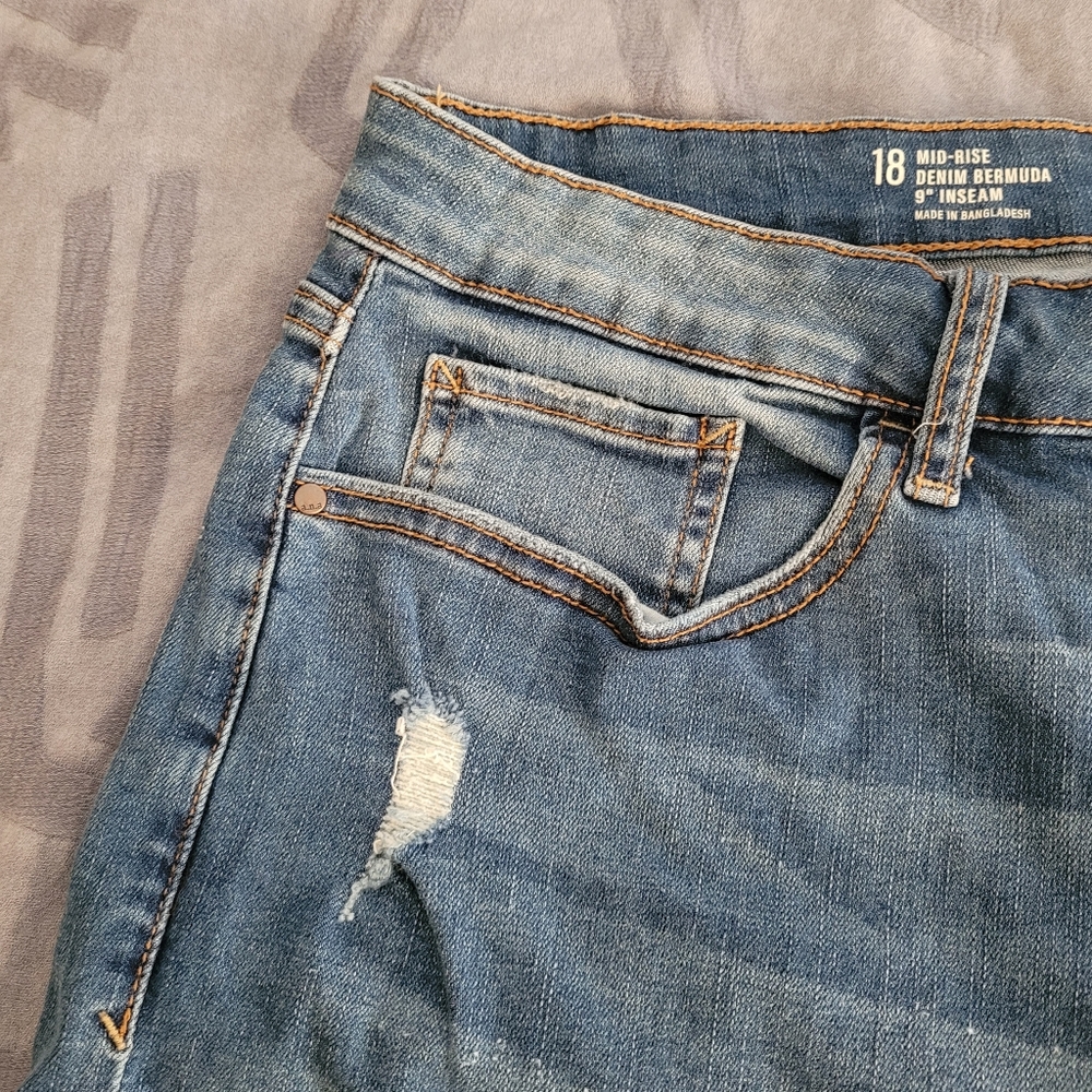 A.n.a. Jean Shorts Size 18 Distressed Blue Bermuda Denim Frayed Hem Cut Off - Picture 4 of 6